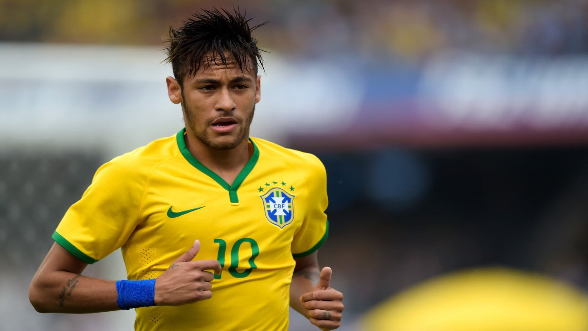 “VAR系统首次应用引发争议——高科技裁判能否实现真正的判罚公平?”